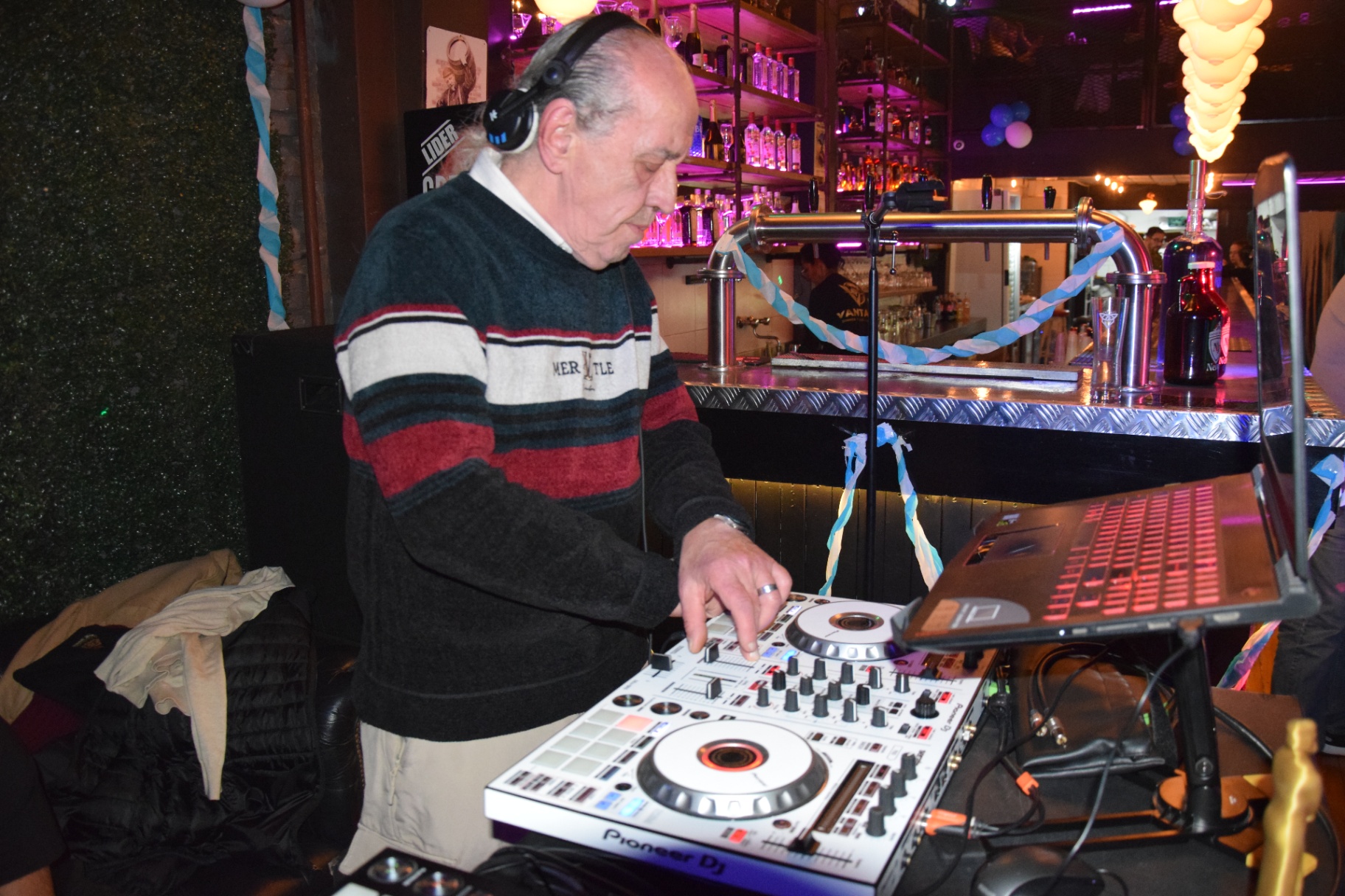 El DJ